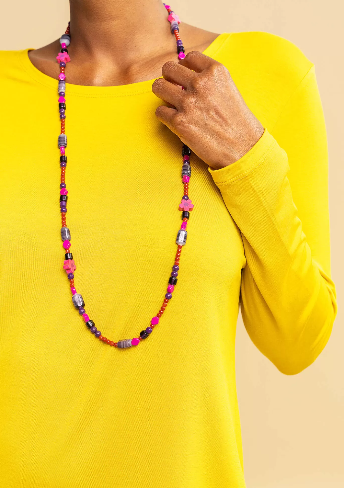 Gudrun Sjödén Halsband "Jane" i återvunna glaspärlor Midsommarblomster Hot