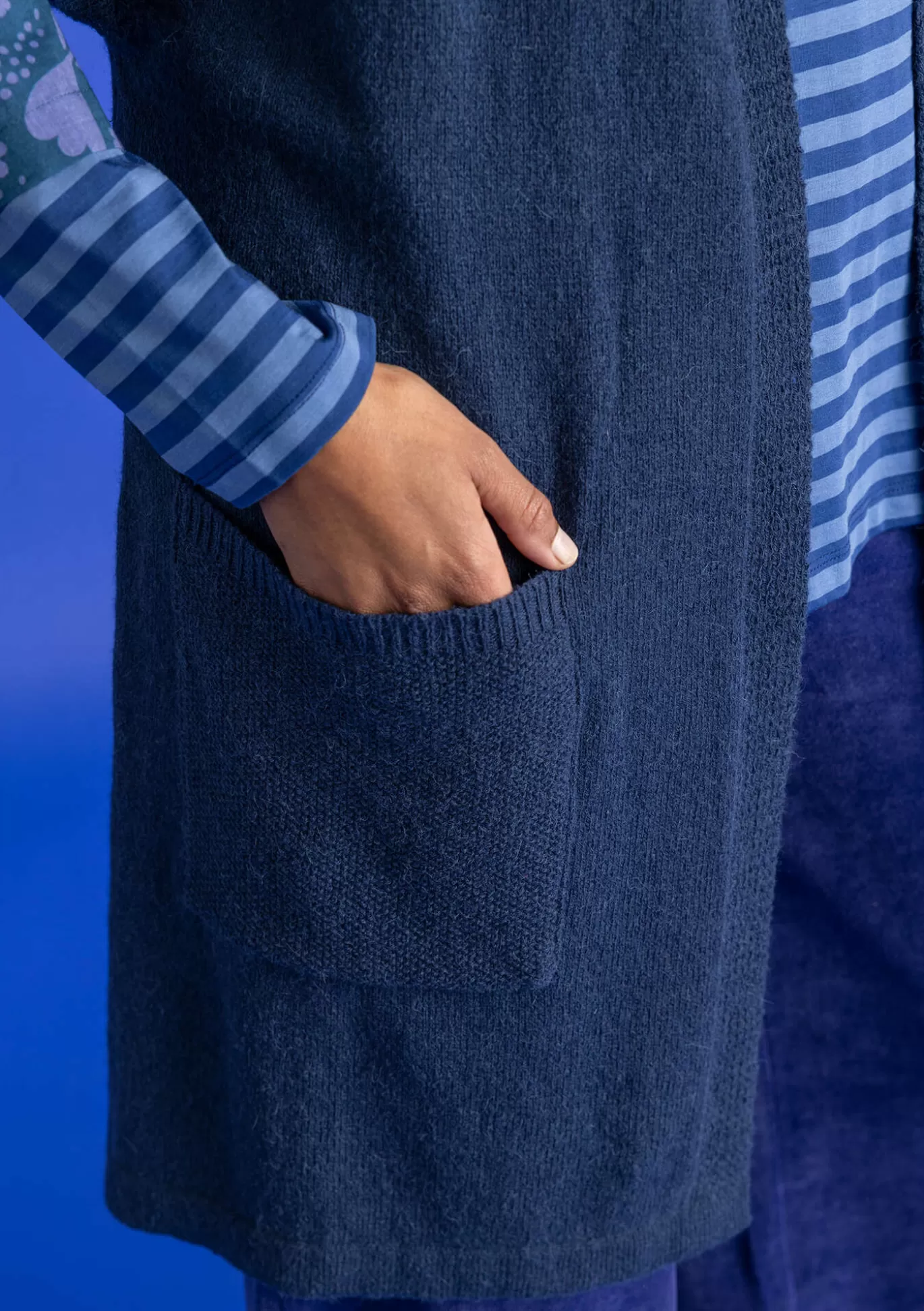 lngkofta_i_alpackamix_4-2.webp Gudrun Sjödén Långkofta i alpackamix Indigo Online