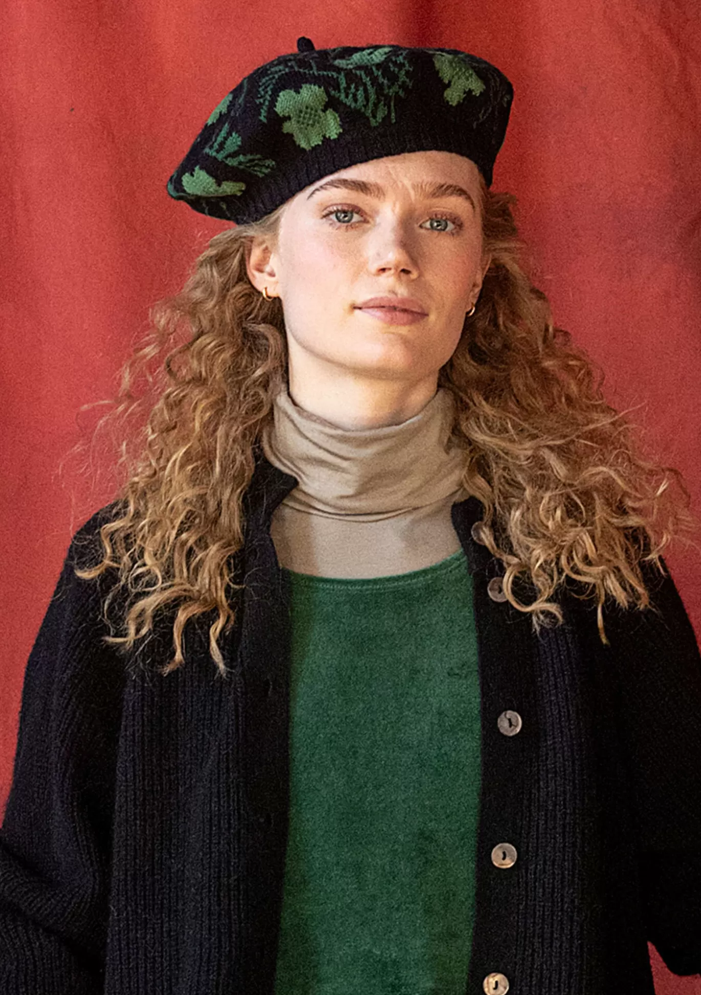 Gudrun Sjödén Stickad basker "Gnistra" i alpackamix/ekoligisk och återvunnen bomull Svart Discount
