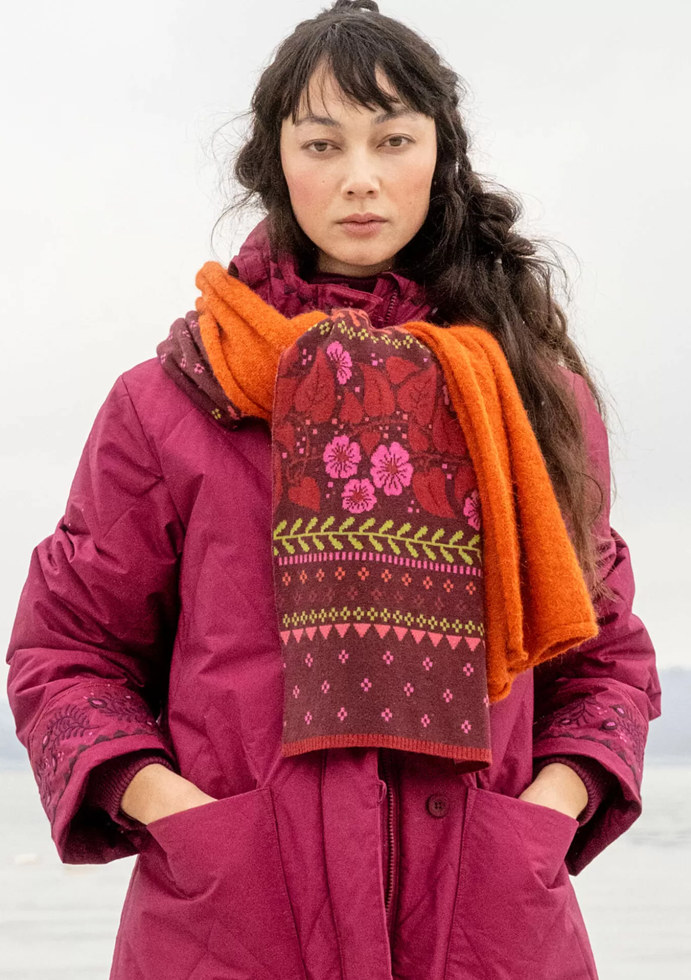 Gudrun Sjödén Stickad halsduk "Borealis" i ekologisk och återvunnen bomull/ull Aubergine Fashion