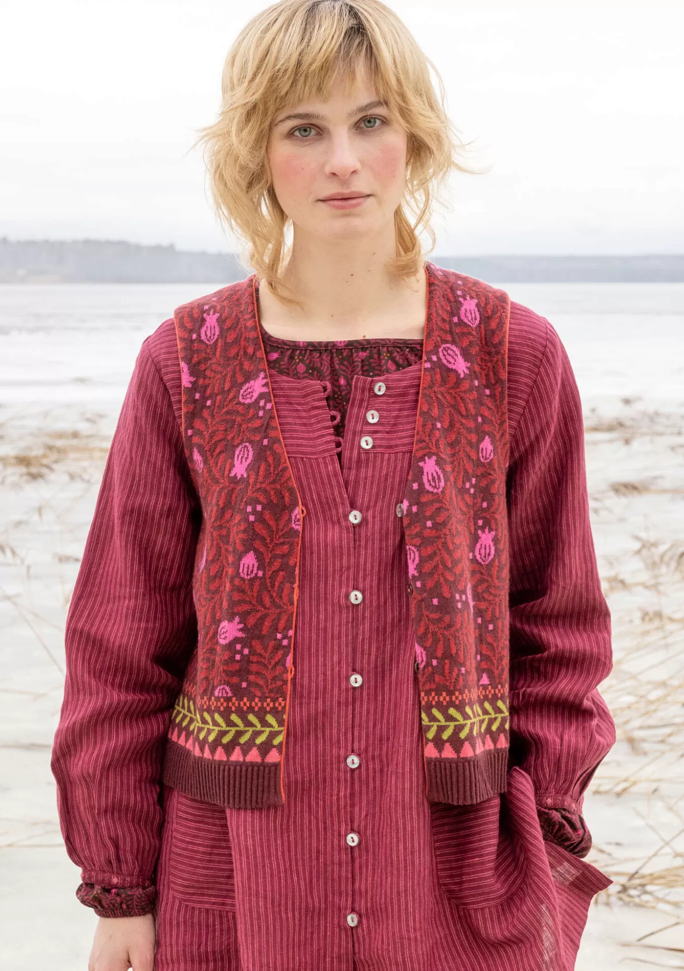 Gudrun Sjödén Stickad väst "Aurora" i ekologisk och återvunnen bomull/ull Aubergine Flash Sale