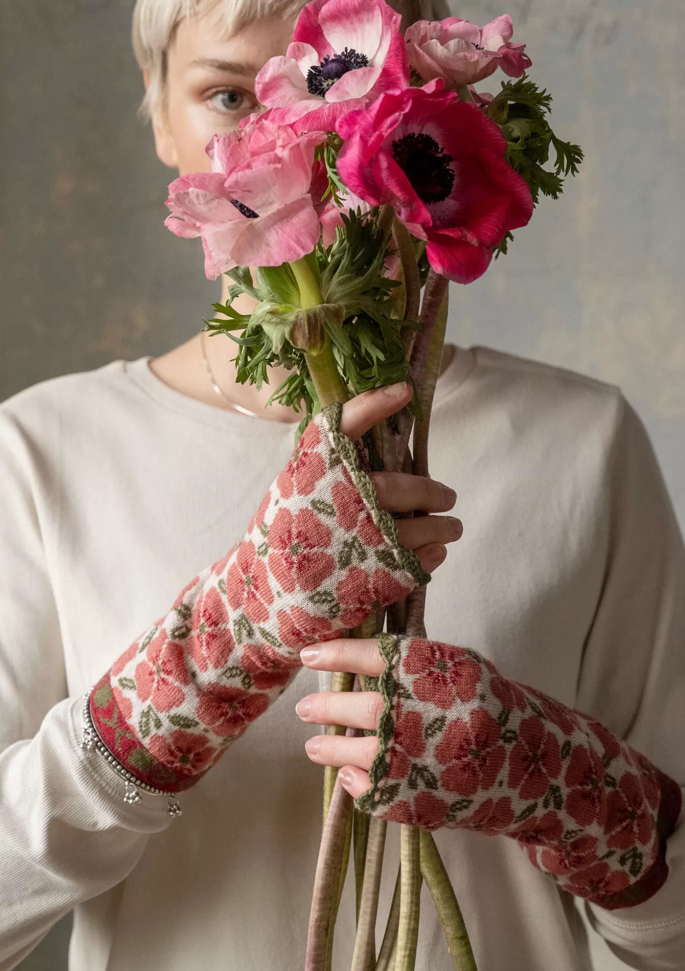 Gudrun Sjödén Torgvante "Anemone" i ekologisk ull Mörklilja Store