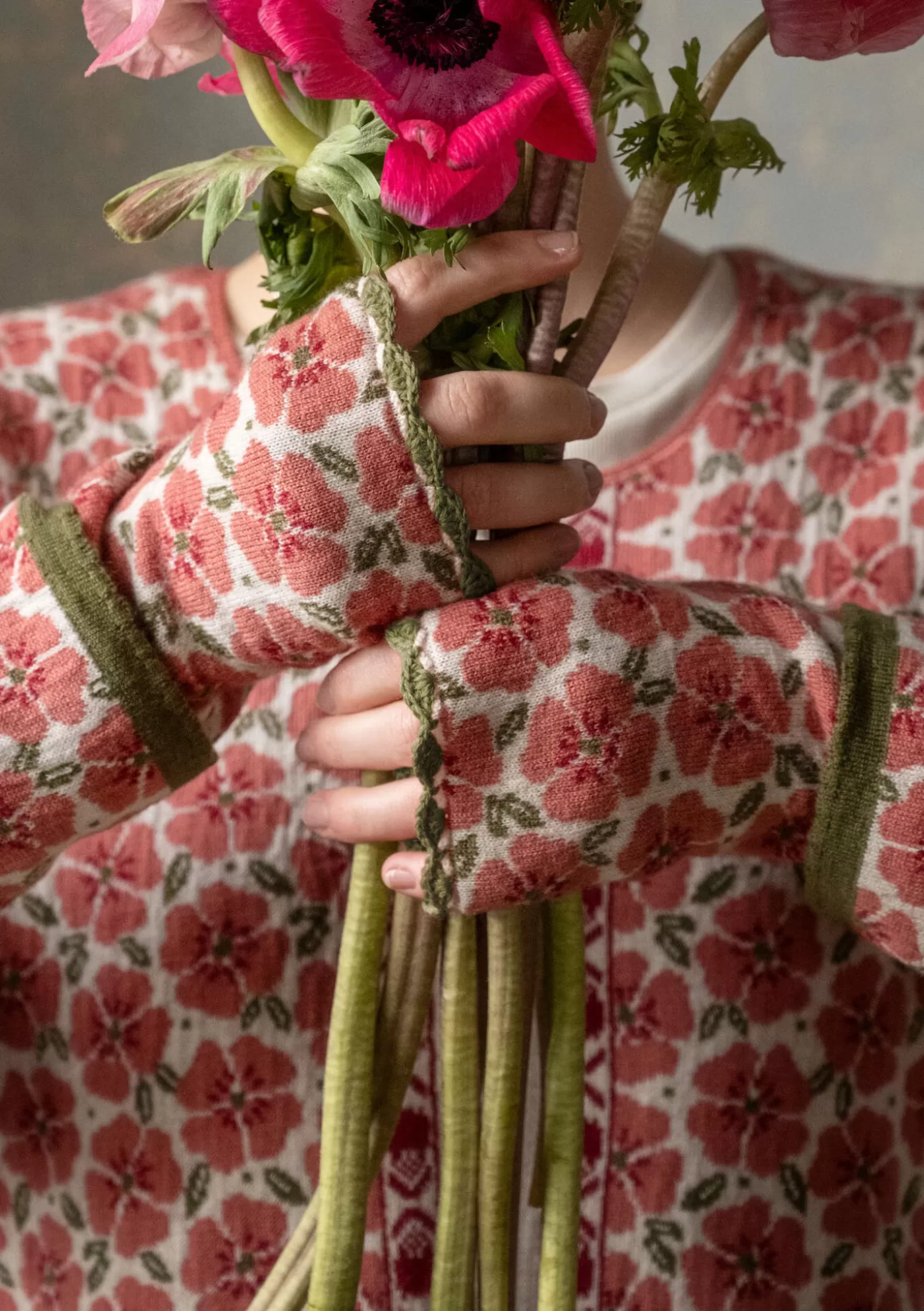 Gudrun Sjödén Torgvante "Anemone" i ekologisk ull Mörklilja Store