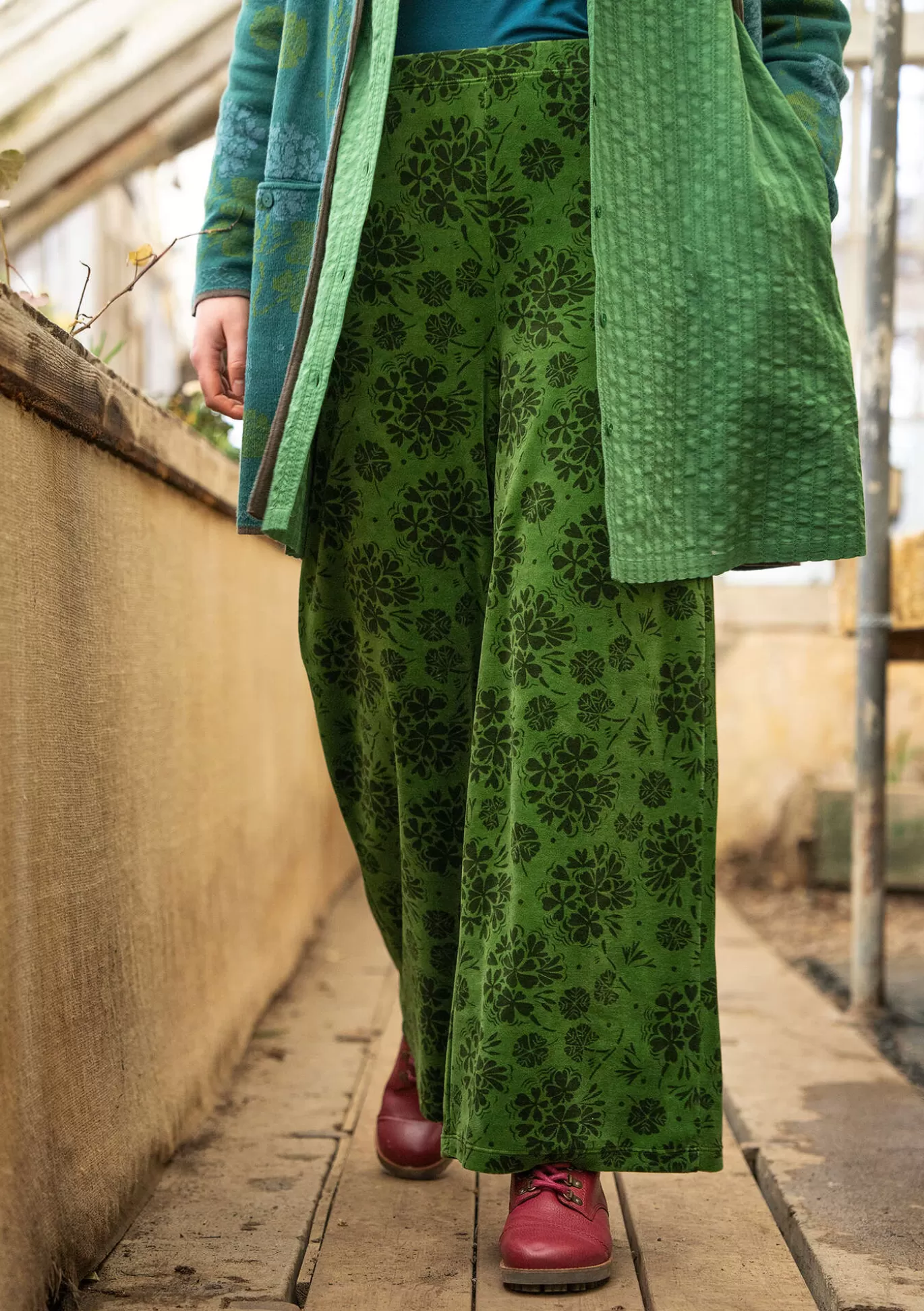 Gudrun Sjödén Velourbyxa "Selma" i ekologisk bomull/återvunnen polyester Gräsgrön Fashion