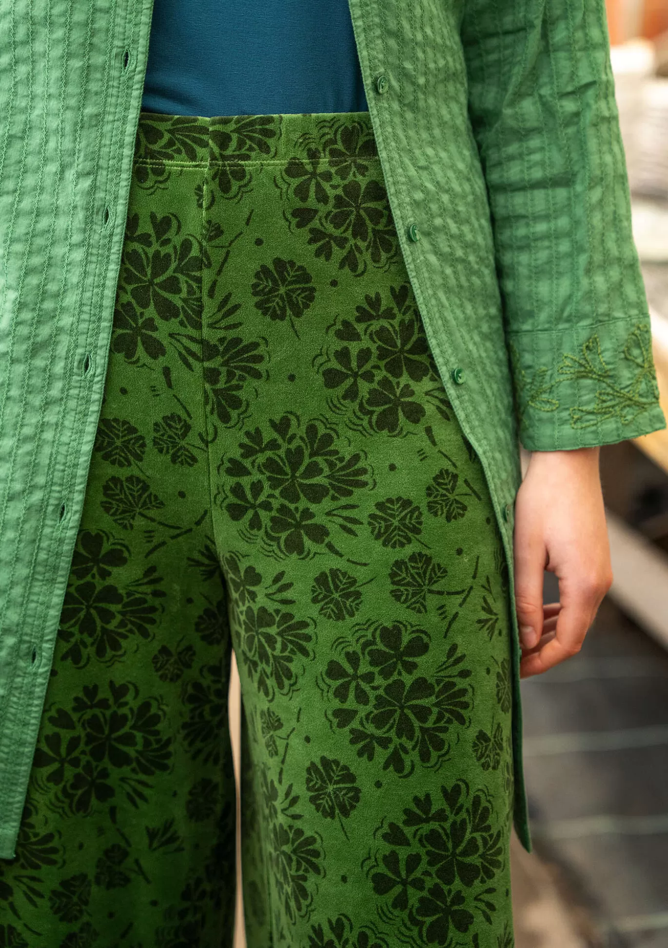 Gudrun Sjödén Velourbyxa "Selma" i ekologisk bomull/återvunnen polyester Gräsgrön Fashion