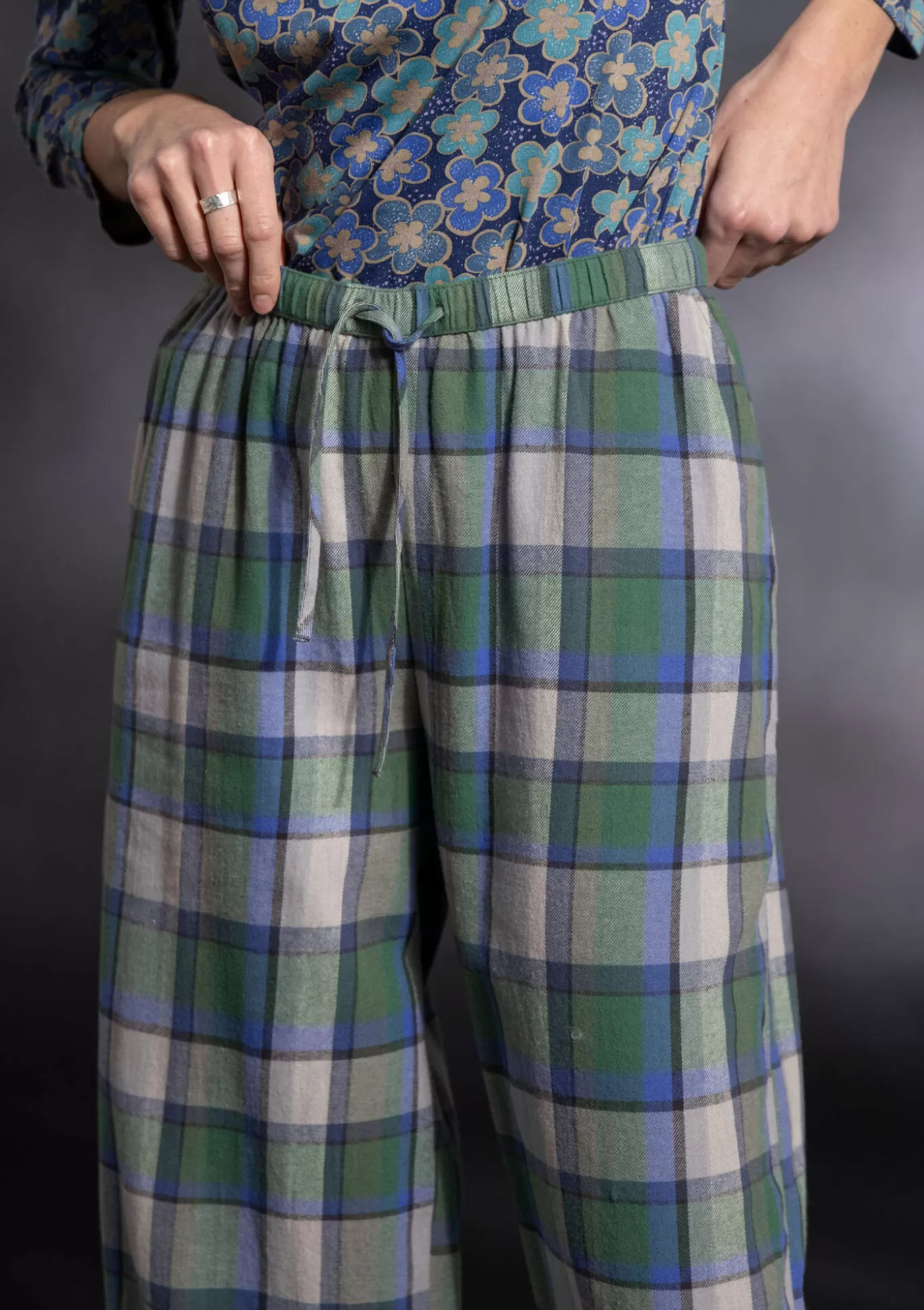 vvd_pyjamasbyxa_skagen_i_ekologisk_bomull_2-1.webp Gudrun Sjödén Vävd pyjamasbyxa "Skagen" i ekologisk bomull Havsgrön Shop