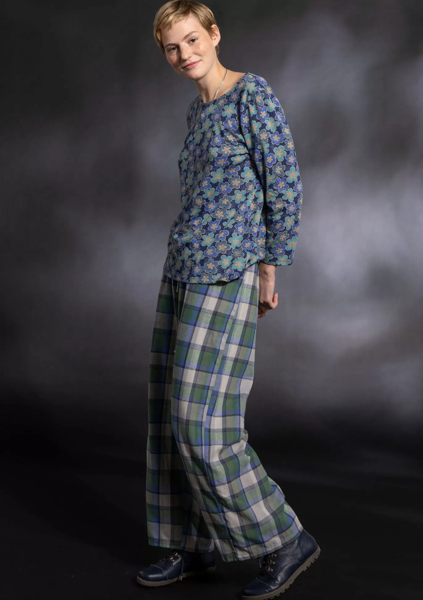 vvd_pyjamasbyxa_skagen_i_ekologisk_bomull_3-1.webp Gudrun Sjödén Vävd pyjamasbyxa "Skagen" i ekologisk bomull Havsgrön Shop